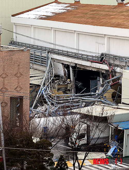 【남양주=뉴시스】조성봉 기자 = 13일 오후 경기 남양주 빙그레2공장에서 암모니아 탱크가 폭발해 건물이 무너져 있다. 이 사고로 암모니아 6여톤이 유출되었으며 , 부상자 3명이 발생해 인근 병원으로 이송돼 치료를 받고 있다. 2014.02.13&nbsp; suncho21@newsis.com