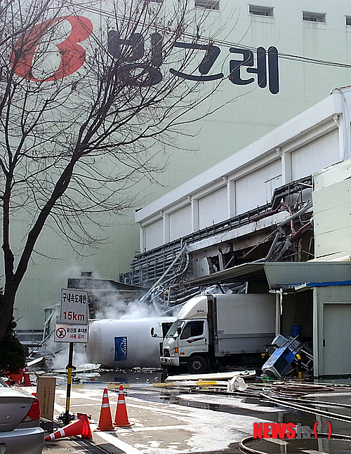 【남양주=뉴시스】이병훈 기자 = 13일 오후 1시 5분께 경기 남양주시 빙그레2공장에서 암모니아 탱크가 폭발하는 사고가 발생했다.&nbsp; 이 사고로 암모니아 가스 6여t이 유출된 것으로 알려졌으며, 남직원 2명과 여직원 1명 등 3명이 다쳐 인근 병원으로 이송됐다. 이중 1명은 중상인 것으로 알려졌다. 또 함께 있던 직원 1명이 실종돼 경찰과 소방당국이 확인 중이다. 폭발한 저장탱크에서 암모니아 가스가 유출되고 있다. 2014.02.13.&nbsp; cool1001@newsis.com 