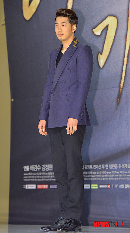 【서울=뉴시스】조종원 기자 = 13일 오후 서울 영등포구 타임스퀘어에서 열린 KBS 2TV 새 월화드라마 '태양은 가득히' 제작발표회에서 배우 윤계상이 포즈를 취하고 있다. KBS 2TV 새 월화드라마 '태양은 가득히'는 태국에서 다이아몬드를 둘러싸고 일어난 총기살인사건으로 인해 아버지와 인생을 송두리째 잃어버린 남자 정세로(배우 윤계상)와 사랑하는 약혼자를 잃은 여자 한영원(배우 한지혜)의 지독한 인연을 그린 느와르 멜로드라마이다. 2014.02.13. choswat@newsis.com