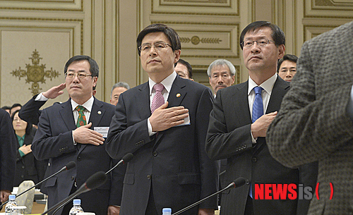 【서울=뉴시스】김영욱 기자 =14일 오전 청와대 영빈관에서 열린 법무부·안전행정부·식품의약안전처·원자력안전위원회의 2014년 법질서·안전분야 업무보고에 참석한 황교안(가운데) 법무부 장관과 김진태(오른쪽) 검찰총장이 국기에 대한 경례를 하고 있다. 2014.02.14.&nbsp;&nbsp; mirage@newsis.com 