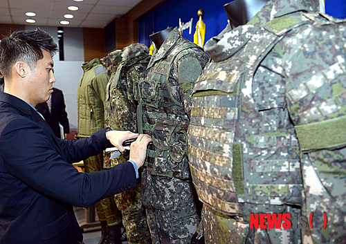 【서울=뉴시스】박영태 기자 = 14일 오전 서울 용산의 국방부 브리핑 룸에서 장병 전투임무 수행능력을 최대화 할 수 있는 신형 전투복을 선보이고 있다. 2014.02.14.&nbsp; since1999@newsis.com