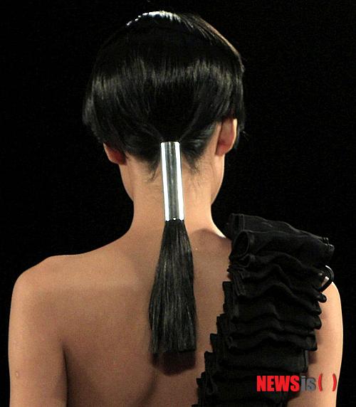 【서울=뉴시스】김태은 기자 = 깔끔한 검은색 정장을 입은 여성의 어깨에 흩날리듯 떨어져 있는 흰쌀가루처럼 보이는 비듬. 잘 씻지 않아서 생기는 것만은 아니다. 피지 과다분비 또는 곰팡이균으로 인해 세포의 과다증식이 이뤄지면 발생할 수 있다. 건선이나 지루성 피부염과 같은 피부 질환이 동반돼 생기는 수도 있다. tekim@newsis.com