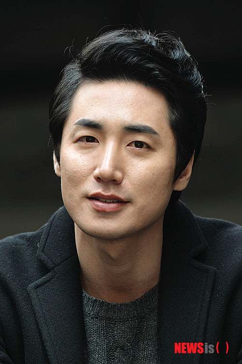 【서울=뉴시스】박문호 기자 = 연극 '엠.버터플라이(M.Butterfly, 연출 김광보)'에서 평범한 프랑스 외교관이지만 릴링을 만나며 숨겨진 자신의 남성성을 발견하는 역할을 맡은 배우 이승주가 14일 오후 서울 종로구 대학로에서 뉴시스와의 인터뷰에 앞서 포즈를 취하고 있다.&nbsp; '연극 엠.버터플라이'는 3월8일부터 6월1일까지 서울 대학로 아트원시어터 1관 무대에서 만날 수 있다. 2014.02.14.&nbsp; go2@newsis.com 