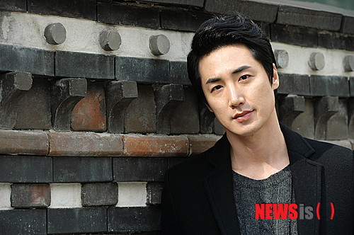 【서울=뉴시스】박문호 기자 = 연극 '엠.버터플라이(M.Butterfly, 연출 김광보)'에서 평범한 프랑스 외교관이지만 릴링을 만나며 숨겨진 자신의 남성성을 발견하는 역할을 맡은 배우 이승주가 14일 오후 서울 종로구 대학로에서 뉴시스와의 인터뷰에 앞서 포즈를 취하고 있다.&nbsp; '연극 엠.버터플라이'는 3월8일부터 6월1일까지 서울 대학로 아트원시어터 1관 무대에서 만날 수 있다. 2014.02.14.&nbsp; go2@newsis.com 