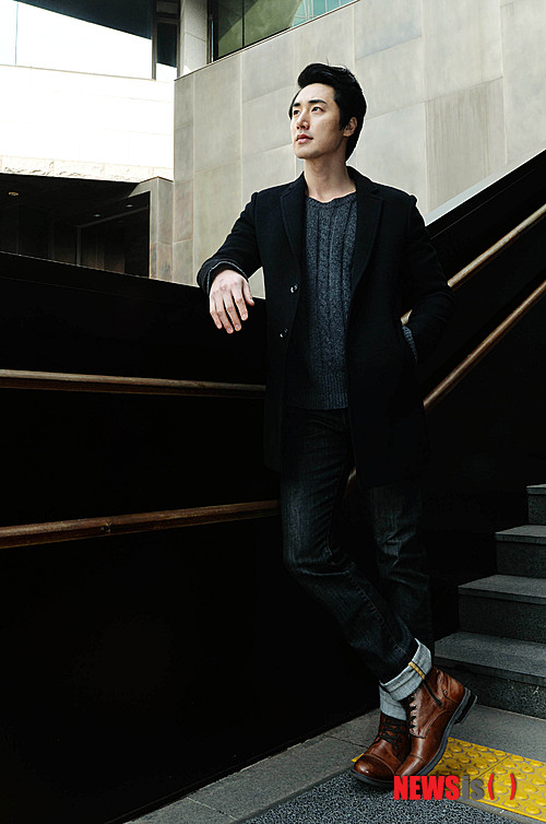 【서울=뉴시스】박문호 기자 = 연극 '엠.버터플라이(M.Butterfly, 연출 김광보)'에서 평범한 프랑스 외교관이지만 릴링을 만나며 숨겨진 자신의 남성성을 발견하는 역할을 맡은 배우 이승주가 14일 오후 서울 종로구 대학로에서 뉴시스와의 인터뷰에 앞서 포즈를 취하고 있다.&nbsp; '연극 엠.버터플라이'는 3월8일부터 6월1일까지 서울 대학로 아트원시어터 1관 무대에서 만날 수 있다. 2014.02.14.&nbsp; go2@newsis.com 