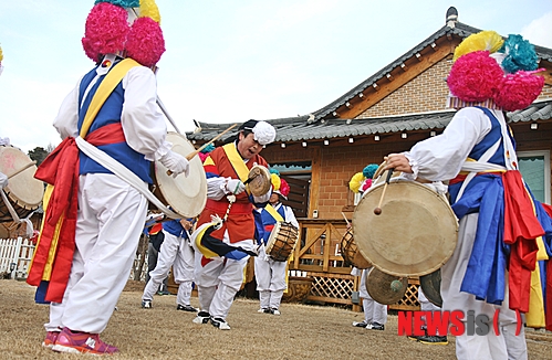 【괴산=뉴시스】강신욱 기자 = 14일 오후 정월 대보름을 맞아 충북 괴산군 청안면 읍내3리 한 가정을 방문한 청안늘푸른농악팀이 흥겨운 가락으로 지신밟기를 하고 있다. 2014.02.14.  ksw64@newsis.com
