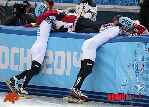 【소치(러시아)=AP/뉴시스】러시아의 빅토르 안(29·사진 왼쪽)이 15일(한국시간) 아이스버그 스케이팅 팰리스에서 열린 2014소치동계올림픽 쇼트트랙 남자 1000m 결승전에서 금메달을 수확한 뒤 러시아 코칭스태프와 함께 기쁨을 나누고 있다. 오른쪽은 은메달 수상자 블라디미르 그리고레프(32·러시아). 