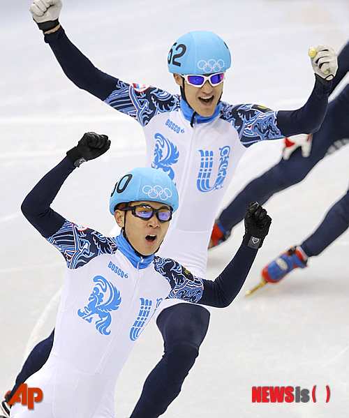 【소치(러시아)=AP/뉴시스】러시아의 빅토르 안(29·사진 맨앞)이 15일(한국시간) 아이스버그 스케이팅 팰리스에서 열린 2014소치동계올림픽 쇼트트랙 남자 1000m 결승전에서 금메달을 수확한 뒤 두 손을 번쩍 들고 기뻐하고 있다. 바로 뒤는 은메달리스트 블라디미르 그레고르프(32·러시아) 