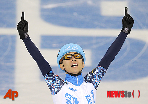【소치(러시아)=AP/뉴시스】러시아의 빅토르 안(29·)이 15일(한국시간) 아이스버그 스케이팅 팰리스에서 열린 2014소치동계올림픽 쇼트트랙 남자 1000m 결승전에서 금메달을 확정한 뒤 두 손을 번쩍 들고 기뻐하고 있다. 