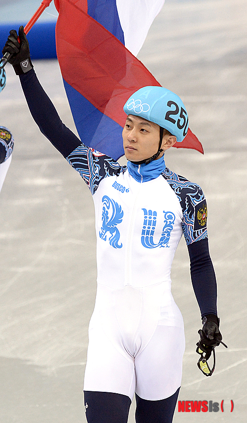 【소치(러시아)=뉴시스】김인철 기자 = 러시아 쇼트트랙 국가대표 안현수(러시아명 빅토르 안)가 15일 오후(현지시각) 러시아 소치 해안클러스터 아이스버그 팰리스에서 열린 남자 쇼트트랙 1000M 결승전에서 금메달을 차지 했다. 2014.02.15.&nbsp; yatoya@newsis.com