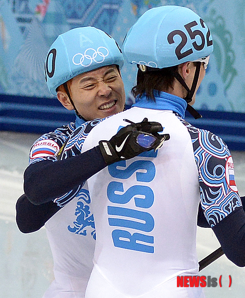 【소치(러시아)=뉴시스】김인철 기자 = 러시아 쇼트트랙 국가대표 안현수(러시아명 빅토르 안)가 15일 오후(현지시각) 러시아 소치 해안클러스터 아이스버그 팰리스에서 열린 남자 쇼트트랙 1000M 결승전에서 금메달을 차지 했다. 안현수가 은메달을 차지한 러시아 블라디미르그리고레프와 함께 환호하고 있다. 2014.02.15.&nbsp; yatoya@newsis.com