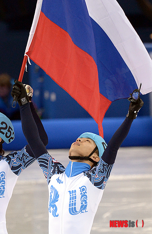 【소치(러시아)=뉴시스】김인철 기자 = 러시아 쇼트트랙 국가대표 안현수(러시아명 빅토르 안)가 15일 오후(현지시각) 러시아 소치 해안클러스터 아이스버그 팰리스에서 열린 남자 쇼트트랙 1000M 결승전에서 금메달을 차지 했다. 안현수가 은메달을 차지한 러시아 블라디미르그리고레프와 함께 환호하고 있다. 2014.02.15.&nbsp; yatoya@newsis.com