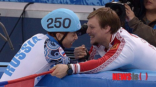 【소치(러시아)=뉴시스】김인철 기자 = 러시아 쇼트트랙 국가대표 안현수(러시아명 빅토르 안)가 15일 오후(현지시각) 러시아 소치 해안클러스터 아이스버그 팰리스에서 열린 남자 쇼트트랙 1000M 결승전에서 금메달을 차지한 뒤 러시아 국기를 들고 환호하고 있다. 2014.02.15.&nbsp;&nbsp; yatoya@newsis.com