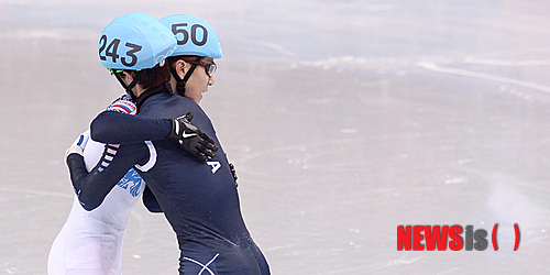 【소치(러시아)=뉴시스】김인철 기자 = 러시아 쇼트트랙 국가대표 안현수(러시아명 빅토르 안)가 15일 오후(현지시각) 러시아 소치 해안클러스터 아이스버그 팰리스에서 열린 남자 쇼트트랙 1000M 결승전에서 금메달을 차지하고 신다운과 포옹을 하고 있다. 2014.02.15.&nbsp; yatoya@newsis.com
