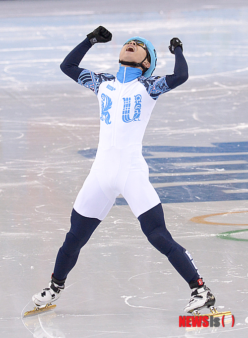 【소치(러시아)=뉴시스】김인철 기자 = 러시아 쇼트트랙 국가대표 안현수(러시아명 빅토르 안)가 15일 오후(현지시각) 러시아 소치 해안클러스터 아이스버그 팰리스에서 열린 남자 쇼트트랙 1000M 결승전에서 금메달을 차지하고 환호하고 있다. 2014.02.15.&nbsp; yatoya@newsis.com