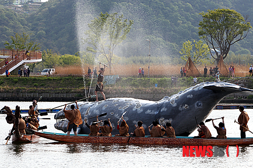 【울산=뉴시스】유재형 기자 = 울산 남구는 전국 유일의 고래테마 축제인 2014 울산고래축제가 4월 24일부터 27일까지 4일간의 일정으로 태화강 둔치와 장생포 일대에서 개최된다고 16일 밝혔다.(사진= 울산 남구 제공)&nbsp; photo@newsis.com