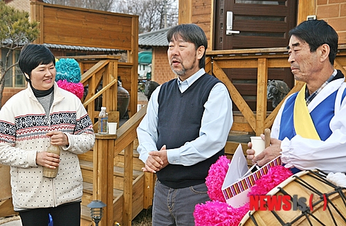  【괴산=뉴시스】강신욱 기자 = 2010년 충북 괴산군 청안면에 보금자리를 마련한 포크 가수 이성원(가운데)씨와 부인 김보금씨가 지난 14일 정월 대보름 지신밟기를 하러 찾은 마을 주민과 담소를 나누고 있다. 2014.02.17.&nbsp; ksw64@newsis.com 