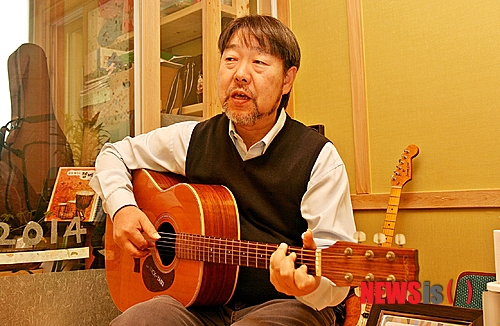 【괴산=뉴시스】강신욱 기자 = 17일 충북 괴산군 청안면 자신의 보금자리에서 1980년대 인기 포크 가수였던 이성원씨가 기타를 치며 동요를 부르고 있다. 2014.02.17.&nbsp; ksw64@newsis.com 