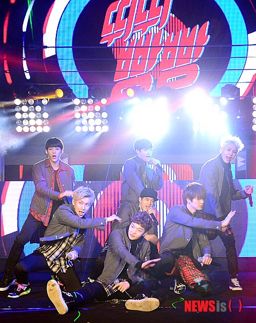 【서울=뉴시스】전신 기자 = 그룹 비투비가 17일 오후 서울 한강공원 잠원지구 선상 클럽웨이브에서 컴백 쇼케이스 및 간담회를 하고 있다. 2014.02.17.&nbsp; photo1006@newsis.com