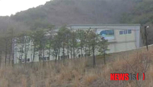 【서울=뉴시스】양길모 기자 = 17일 오후 9시6분께 경북 경주시 양남면 경주 마우나오션 리조트 체육관 천장이 붕괴되는 사고가 발생했다.&nbsp;&nbsp;&nbsp; 경찰에 따르면 마우나비리 콘도 2동 옆에 위치한 체육관은 가건물로 당시 부산외대 학생 560여명이 신입생 오리엔테이션 행사를 하고 있었다. 매몰 현장에는 119구조대가 투입돼 구조작업을 벌이고 있다.&nbsp;&nbsp;&nbsp; 경찰은 이 지역에 최근까지 계속해서 눈이 내려, 가건물인 체육관 지붕이 눈의 무게를 이기지 못해 붕괴됐을 것으로 보고 조사를 진행 중이다.&nbsp;&nbsp;&nbsp; 이 사진은 트위터 이용자 @gallerykids 이 지난 여름 촬영한 것이다. (출처=트위터 이용자 @gallerykids)&nbsp;&nbsp; dios102@newsis.com 