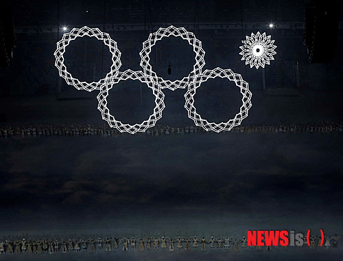 【소치(러시아)=AP/뉴시스】러시아 드리트리 코작 부총리가 "개회식에서 나온 오륜기 사고를 정정해 폐회식에서 만회할 것"이라고 말했다. 사진은 7일(현지시간) 2014소치동계올림픽 개막식에서 마지막 오륜기가 제대로 펴지지 않은 채 행사가 진행되는 모습. 