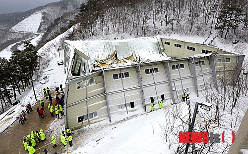 {안동=뉴시스] 2014년 2월 17일 폭설로 내려앉은 경북 경주시 양남면 마우나리조트 체육관. (사진=뉴시스 DB) 2025.02.16. photo@newsis.com
