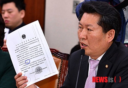 【서울=뉴시스】권주훈 기자 = 18일 오전 서울 여의도 국회 외교통일위에서 열린 상임위 전체회의에서 민주당 정청래의원이 중국 공무서관련 자료들고 윤병세 장관에게 질문을 하고 있다. 2014. 02.18 joo2821@newsis.com