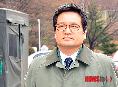 【서울=뉴시스】박찬수 기자 = 이른바 '별장 성접대' 사건으로 논란이 된 건설업자 윤중천씨가 큰 사업을 벌일 것처럼 속이고 주변 사람들에게 금품을 받아 챙긴 사기 등의 혐의로 징역1년, 집행유예2년의 판결선고를 받고 18일 오후 서울 서초구 서울중앙지방법원을 나서고 있다.&nbsp; 이에 앞서 지난달 24일 서울중앙지방법원은 사업 낙찰을 위해 대형건설사 임원에게 금품을 건넨 혐의로 윤씨에게 벌금 500만원을 선고했고, 여성사업가를 협박하고 성관계 동영상을 지인에게 보여준 혐의에 대해선 피해자와 합의함에 따라 공소기각 결정을 내렸다. 2014.02.18.&nbsp; redchacha1@newsis.com