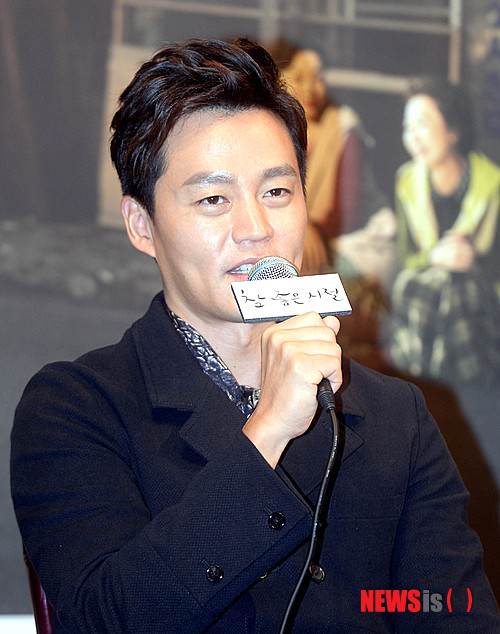 【서울=뉴시스】김진아 기자 = 배우 이서진이 18일 오후 서울 강남구 논현동 임피리얼 팰리스 서울에서 열린 KBS 2TV 새 주말연속극 '참 좋은 시절' 제작발표회에서 질의응답을 하고 있다.&nbsp; KBS 2TV 새 주말연속극 '참 좋은 시절'은 가난한 열여덟살 소년으로 떠났던 고향 집을 검사라는 직업을 가진 어른이 돼서 5년 만에 돌아간 강동석(배우 이서진)이 그의 가족과 첫사랑 차해원(배우 김희선)을 만나며 잊었던 가족의 가치와 사랑의 위대함을 느낄 수 있게 하는 드라마이다. 2014.02.18.&nbsp; bluesoda@newsis.com