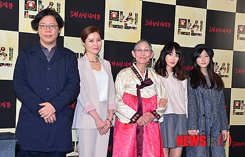 【서울=뉴시스】고승민 기자 = 18일 오후 서울 성동구 왕십리 CGV에서 열린 영화 '만신' 시사회 포토월에서 영화 출연진들이 포즈를 취하며 박수를 치고 있다. 왼쪽부터 박찬경 감독, 배우 문소리, 무녀 김금화, 배우 류현경ㆍ김새론.&nbsp; '만신'은 무녀 김금화의 이야기를 다룬 다큐 드라마로 배우 김새론과 류현경, 문소리가 김금화를 연기했다. 내달 6일 개봉. 2014.02.18.&nbsp;&nbsp; kkssmm99@newsis.com