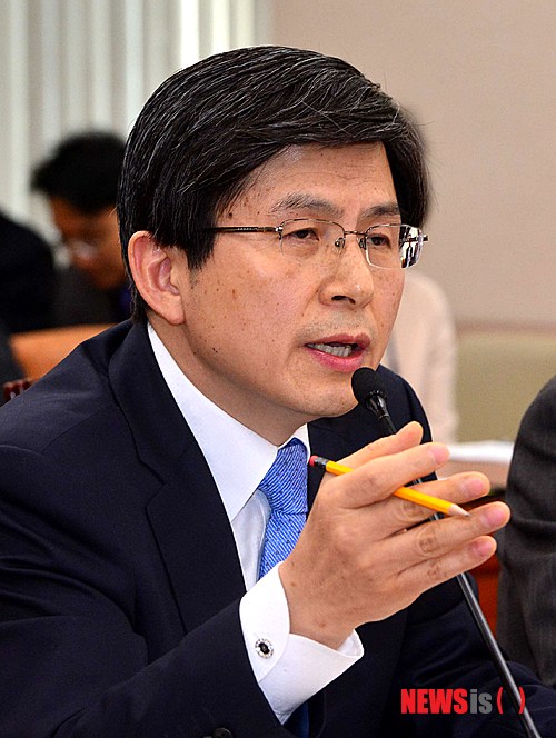【서울=뉴시스】권주훈 기자 = 19일 오전 서울 여의도 국회 법사위원회에서 열린 법무부관련 전체회의에서 황교안 장관이 야당의원의 서울시 공무원 간첨사건 중국공문서 위조여부 관련 질문에 답변하고 있다. 2014,02,19. joo2821@newsis.com