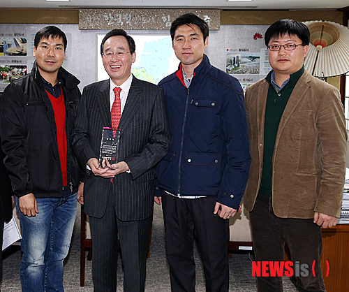 【전주=뉴시스】유영수 기자 = 2013 전주코리아골드국제배드민턴대회의 성공적 개최에 따른 대한배드민턴협회 공로패 전달식이 19일 전북 전주시청에서 열린 가운데 송하진 전주시장이 공로패를 받고 강동범 전북배드민턴협회장과 김동문 원광대 교수와 함께 기념촬영을 하고 있다.2014.02.19.(사진=전주시청 제공)&nbsp; yu0014@newsis.com