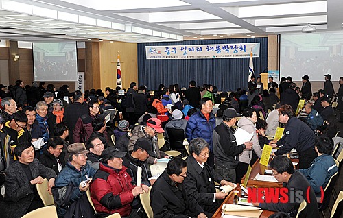 【울산=뉴시스】고은희 기자 = 19일 오후 울산 중구청 2층 중구컨벤션에서 열린 일자리 채용박람회에 취업 희망자가 대거 몰려 면접에 참여하고 있다. 2014.02.19. (사진=울산 중구 제공) photo@newsis.com