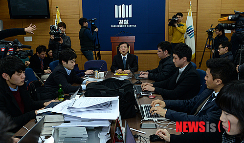 【서울=뉴시스】박상훈 기자 = 윤갑근 대검찰청 강력부장이 19일 오후 서울 서초동 대검찰청 기자실에서 '서울시 공무원 유우성씨 간첩사건' 증거 조작 의혹에 대한 브리핑을 하고 있다.&nbsp; 유 씨는 재직 중 북한공작원에 포섭돼 중국과 북한을 넘나들며 탈북자들의 정보를 북한에 넘겨주는 등 간첩활동을 한 혐의로 지난해 2월 구속됐다. 그러다 12월 항소심에서 유 씨의 변호인단인 '민주사회를 위한 변호사모임(민변)'이 유 씨의 간첩혐의 증거로 제출된 중국출입경기록의 진위 확인을 요청했고 재판부가 중국대사관에 확인한 결과 모두 위조된 문서임이 밝혀졌다. 2014.02.19.&nbsp; hyalinee@newsis.com