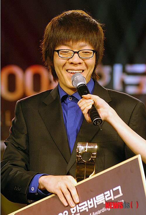 【서울=뉴시스】윤준상 9단이 통산 '500승 클럽' 가입에 성공했다. 윤준상 9단은 지난 18일 열린 제15기 맥심커피배 입신최강전 본선 16강에서 이창호 9단에게 승리, 2001년 12월 입단 이후 12년2개월 여 만에 500번째 승리를 거뒀다.(사진제공=한국기원)