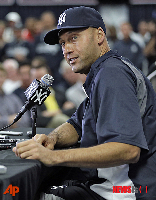 【탬파=AP/뉴시스】뉴욕 양키스의 주장 데릭 지터(40)가 20일(한국시간) 플로리다주 탬파에서 열린 기자회견에서 은퇴를 선언했다.