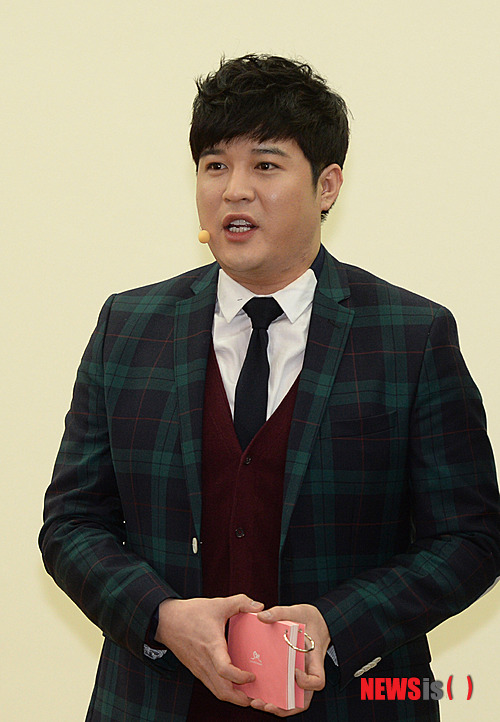 【서울=뉴시스】전진환 기자 = 20일 오전 국회 최고위 문화예술과정 제6회차에서 아이돌 그룹 슈퍼주니어 신동이 '세계가 K-POP에 물들다'를&nbsp; 주제로 강연을 하고 있다. 2014.02.20.&nbsp;&nbsp; amin2@newsis.com