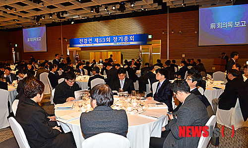 【서울=뉴시스】박동욱 기자 = 20일 오전 서울 여의도 전경련 컨퍼런스센터에서 허창수 회장, 강신호 전 회장, 이승철 상근부회장 등이 참석한 가운데 53회 정기총회가 열리고 있다. 2014.02.20.&nbsp; fufus@newsis.com 