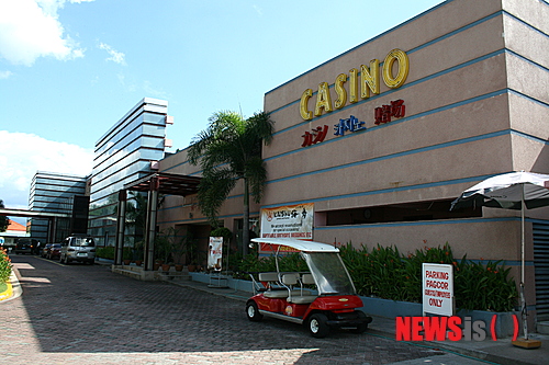【정선=뉴시스】홍춘봉 기자 = 전직 조직폭력배 두목 조양은의 검거에 이어 최근 60대 한국인 관광객 피살사건이 발생하면서 필리핀이 주목받고 있다. 사진은 지난 2008년 9월 필리핀 수빅지구의 한 카지노 전경. 2014.02.20.&nbsp; casinohong@newsis.com&nbsp; 