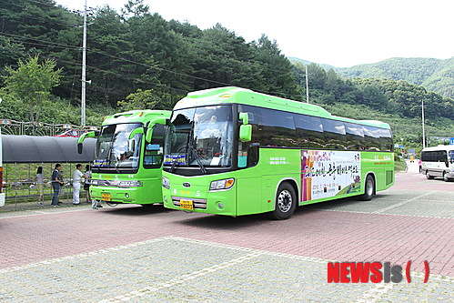 【예천=뉴시스】김진호 기자 = 경북 예천군은 21일 관광버스를 이용해 예천의 관광명소를 전국적으로 알리기 위해 전세버스운송사업자와 차량이용 관광홍보 업무협약을 체결했다. 이번 협약에 따라 관광버스 19대 외관 한쪽 면에 회룡포와 삼강주막, 석송령, 예천온천 등 지역 대표관광지의 아름다운 관광명소 사진을 부착해 관광지를 널리 알리게 된다. 2014.02.21 (사진= 예천군 제공)&nbsp; photo@newsis.com