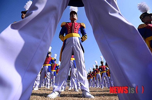 【서울=뉴시스】전신 기자 = 21일 오전 서울 노원구 육군사관학교 화랑연병장에서 열린 육사 74기 입학식에서 신입 생도들의 열중쉬어 자세를 취하고 있다. 2014.02.21. photo1006@newsis.com