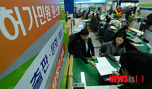 【서울=뉴시스】박상훈 기자 = 21일 서울 성동구청 민원실에 설치된 허가민원 원스톱 창구에서 관계자들이 업무를 보고 있다. 성동구는 10개 분야 124개 허가업무를 통합 처리하는 허가민원 전담창구를 개설, 민원처리 기간을 60% 단축할 것으로 전망하고 있다. 2014.02.21. hyalinee@newsis.com