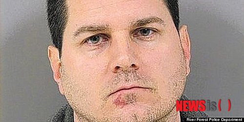 【서울=뉴시스】미국 일리노이주에 위치한 콘코르디아 대학의 경비원인 팀 마기스(38)는 동료 여직원의 신발을 이용해 음란 행위를 하다가 대학에서 해고됐다. (사진출처: 허핑턴포스트)