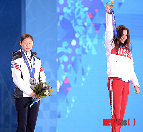 【소치(러시아)=뉴시스】김인철 기자 = 소치올림픽 여자 피겨 스케이팅에서 은메달을 차지한 김연아가 21일 오후(현지시각) 러시아 소치 해안클러스터 올림픽파크 메달프라자에서 열린 메달세리머니에서 금메달을 차지한 러시아 아델리나 소트니코바를 외면하고 있다. 2014.02.22. yatoya@newsis.com