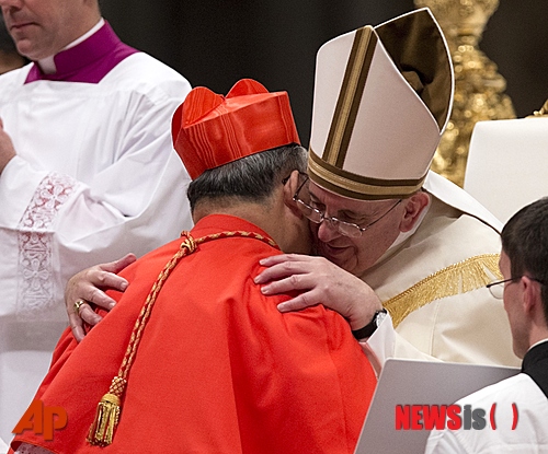 【서울=뉴시스】유상우 기자 = 염 추기경은 “아시아 전체에 주님의 평화를 알리는 기회가 될 것이라 기대한다. 그리고 가난한 사람들과 소외된 이들에게도 희망을 주는 시간이 되길 바란다”고 기도했다.&nbsp; swryu@newsis.com