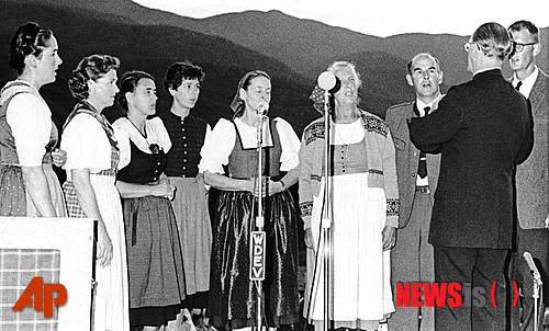 【스토우(미 버몬트주)=AP/뉴시스】폰 트랍 가족합창단이 1966년 미 버몬트주 스토우에서 콘서트를 열고 공연하는 모습의 자료사진. 나중에 영화 '사운드 오브 뮤직'으로 유명해진 이 가족 합창단의 마지막 멤버였던 마리아 폰 트랍 여사가 99세를 일기로 18일 스토우에서 사망했다. 이 가족은 버몬트주 스토우에서 순회공연과 휴가를 즐기다가 정착해서 지금까지 폰 트랍 로지라는 호텔을 경영해왔다. 2014.2.23