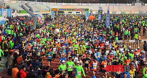 【밀양=뉴시스】안지율 기자 = 천혜의 자연환경과 꿈과 희망이 넘치는 축복의 땅 경남 밀양시 교동 밀양공설운동장에서 제11회 밀양아리랑마라톤대회 하프부분 참가자들이 출발신호와 함께 힘차게 출발하고 있다.&nbsp; alk9935@newsis.com&nbsp; 