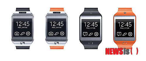 【서울=뉴시스】조종원 기자 = 삼성전자가 24일부터 27일까지 스페인 바르셀로나에서 열리는 '모바일 월드 콩그레스 2014'에서 '삼성 기어2' 2종을 최초로 공개한다.&nbsp; 사진은 삼성전자 '삼성 기어2'의 모습. 2014.02.23. (사진=삼성전자 제공)&nbsp; photo@newsis.com