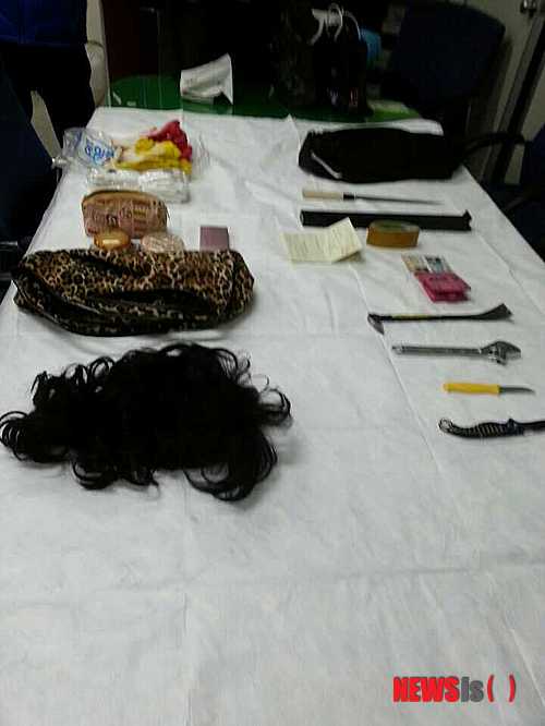 【창원=뉴시스】강승우 기자 = 경남 창원서부경찰서는 귀가하던 30대 여성을 차량 안으로 밀어 넣고 신용카드와 귀금속을 빼앗은 A(57)씨에 대해 강도상해 혐의로 구속영장을 신청했다고 24일 밝혔다. 경찰 조사결과 A씨는 대머리인 사실 등 자신의 신분을 숨기기 위해 범행 당시 여성용 가발을 뒤집어쓰고 화장을 했던 것으로 나타났다. 사진은 A씨가 범행에 사용한 여성용 가발과 흉기. 2014.02.24. (사진= 창원서부경찰서 제공)&nbsp; photo@newsis.com