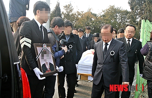 【진천=뉴시스】강신욱 기자 = 24일 충북 진천군 진천읍 백악관장례식장에서 열린 이집트 폭탄 테러 희생자 고 김홍열 권사 영결식에서 진천중앙장로교회 신도들이 관을 운구하고 있다. 2014.02.24.&nbsp; ksw64@newsis.com